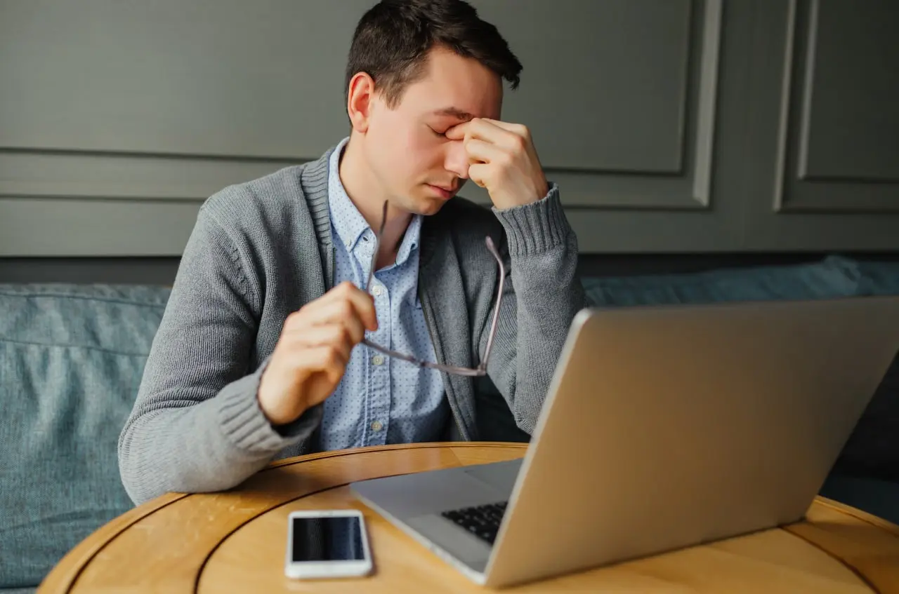 Мужчина держится за голову